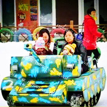 下雪啦下雪啦雪地里来了一群坦克车冰雪场让你开怀大笑的娱乐坦克车旋转娱乐坦克战车