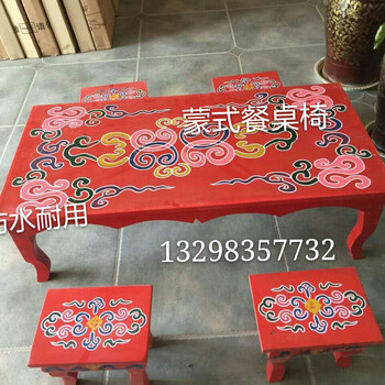 红色蒙氏餐桌，酒柜，方凳，木质结构美观实用，中远生产