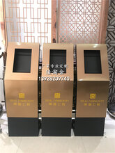 小区双色不锈钢门口机立柱图片玫瑰金不锈钢人脸识别立柱是当下最流行的门禁机立柱款式图片