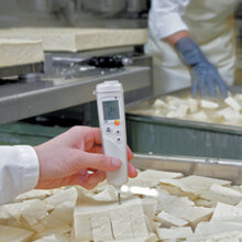 食品中心温度计防水型仪器在食品生产车间的使用图片