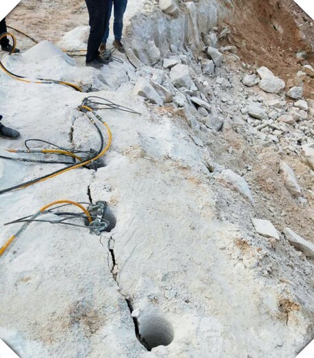 郑万二分部新华隧道开山劈石液压劈裂器