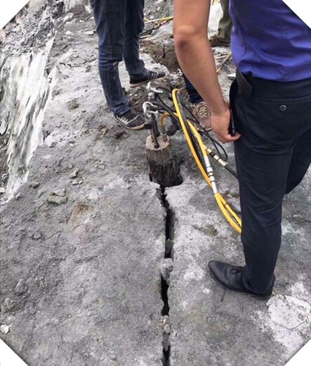 沈阳地铁二号线北延线蒲田路站液压分裂棒破碎岩石