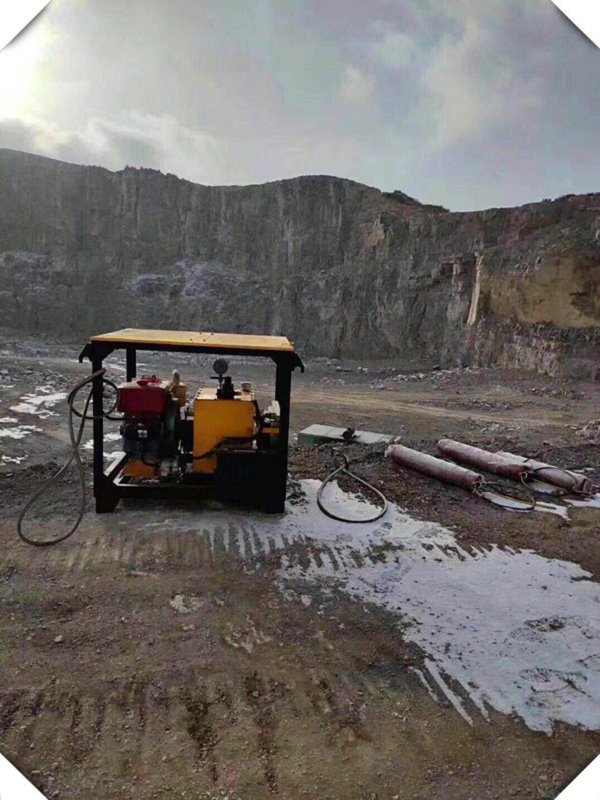 黔西南挖地基用柱塞式劈裂棒和液压静态劈石机哪个产量高