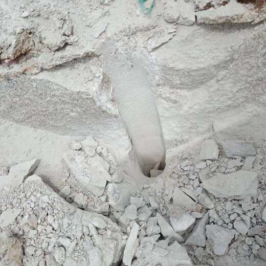 丹东挖地基用柱塞式劈裂棒和静态裂石机哪个产量高