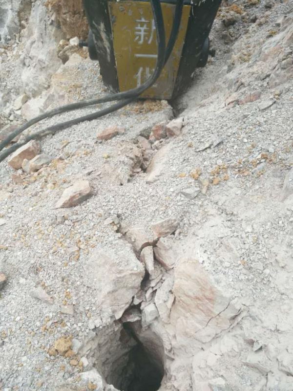 山东挖地基用柱塞式劈裂棒和电动岩石劈裂机哪个产量高