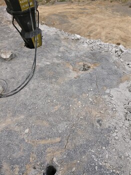 廣安土石方工程基礎(chǔ)靜爆裂石頭挖機(jī)帶動(dòng)劈裂機(jī)一天挖幾噸