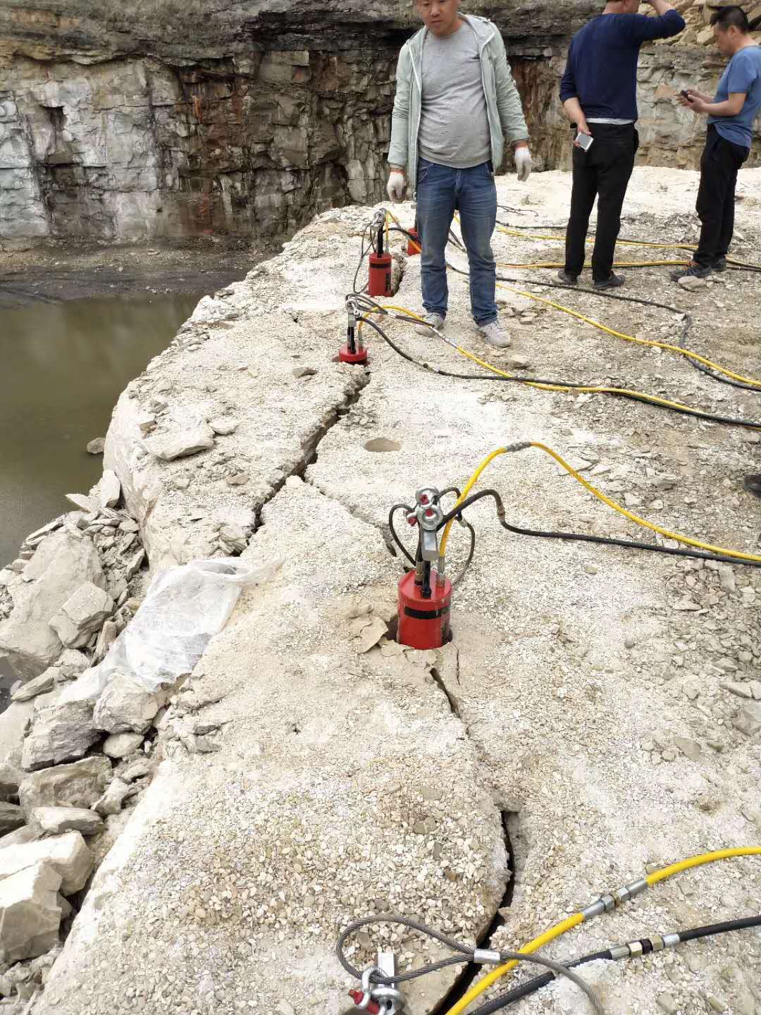 哈尔滨通河挖地基有石头炮锤打不动用什么机器好