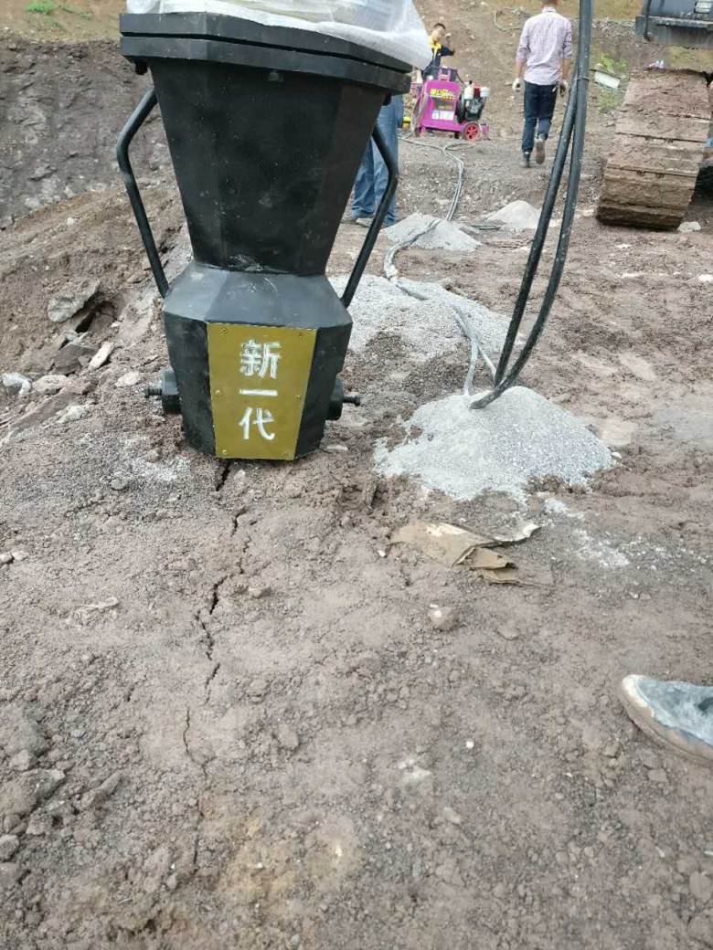 永泰县矿山挖机打不动破石头劈裂棒