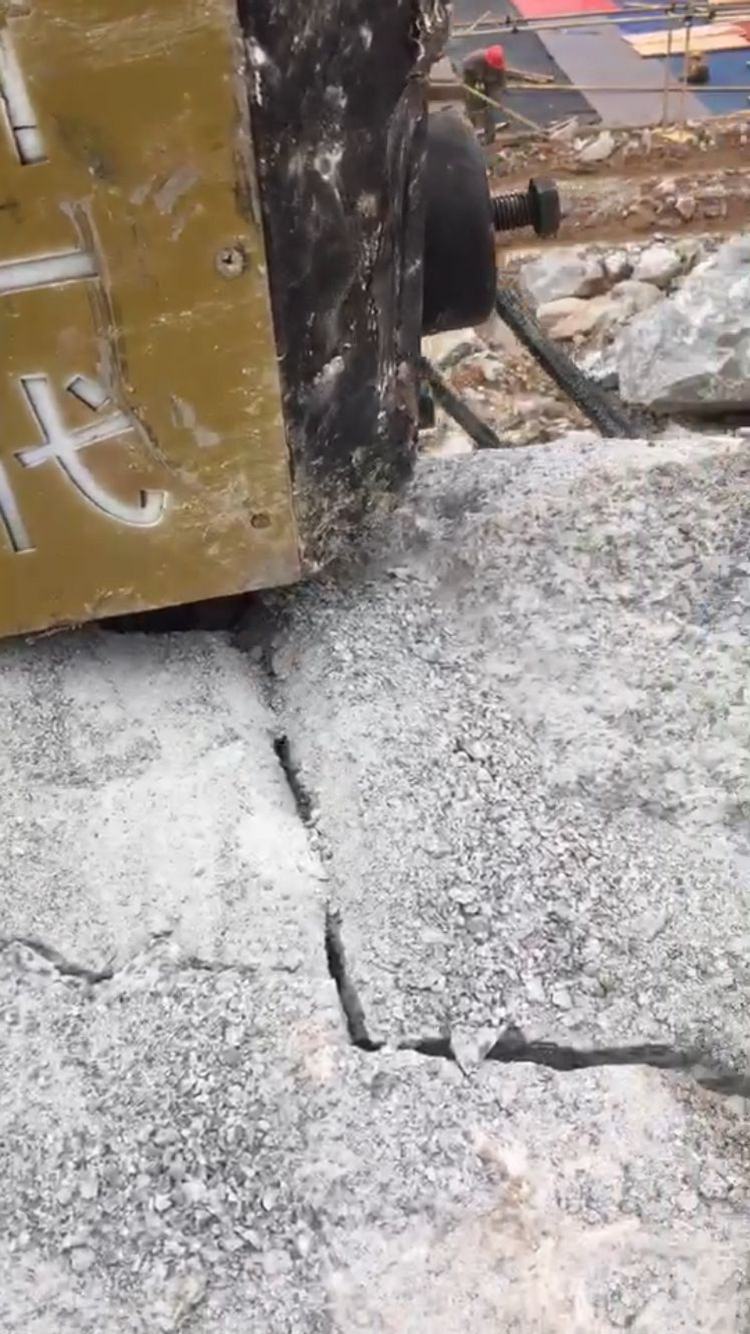 河南淇县建房子挖石头破裂岩石破石机
