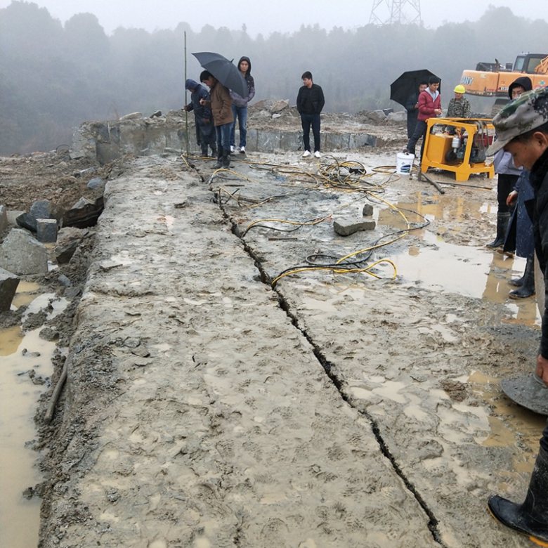 荒料大方量开采阳东区混凝土破碎大型液压开山机