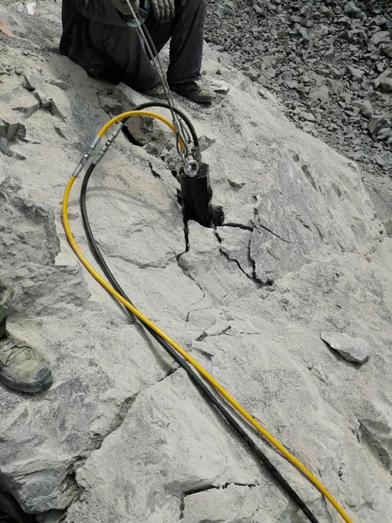 新疆新市区采石场开采破石头用什么设备