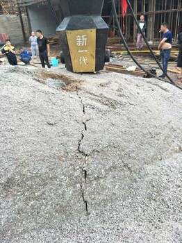 南寧:可以無(wú)聲無(wú)息靜態(tài)采石液壓劈裂機(jī)