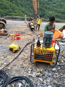 巴中:大石頭裂不開(kāi)石頭液壓破裂機(jī)