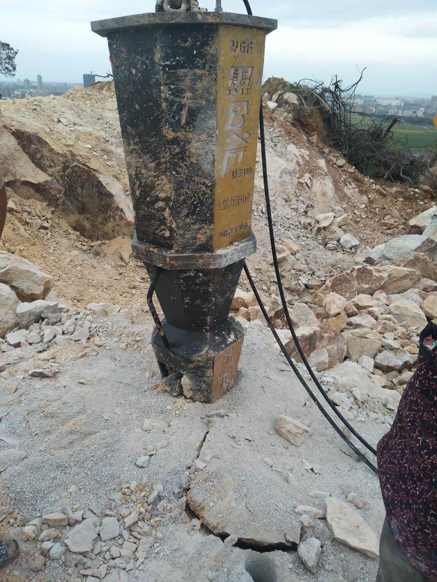 吐鲁番:土石方基槽开采石头扩张器