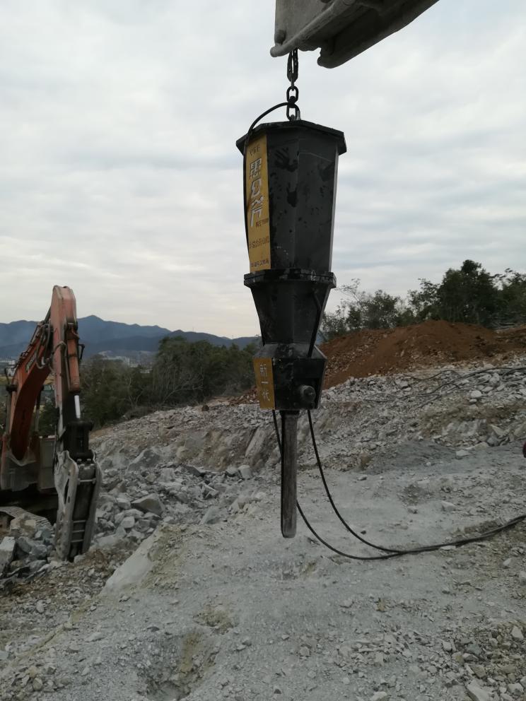 鄂州:为矿山排忧解难液压劈裂机