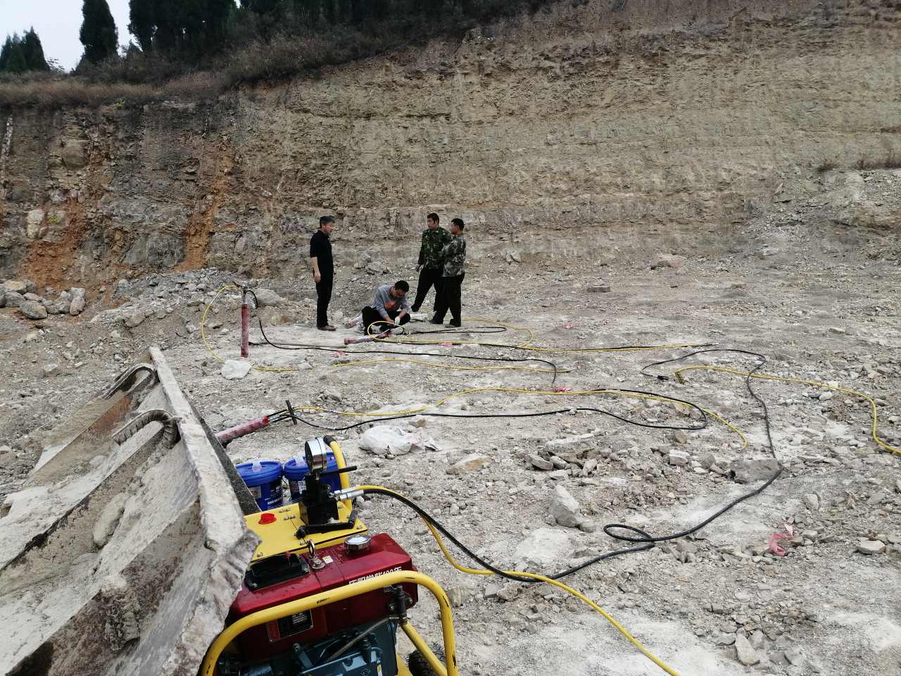 代替炮头挖地基打石头液压胀裂机哪家好