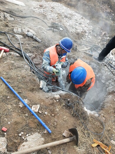 采石场开采不能爆破液压劈裂机广东清远市施工案例