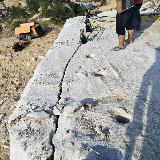 挖地基有石头炮锤打不动大型液压劈裂机厦门使用场地