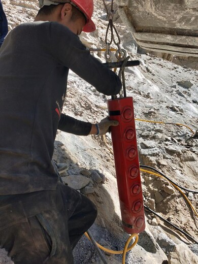 新疆博尔塔拉州地基胀石机开挖地基劈石机液压分裂机
