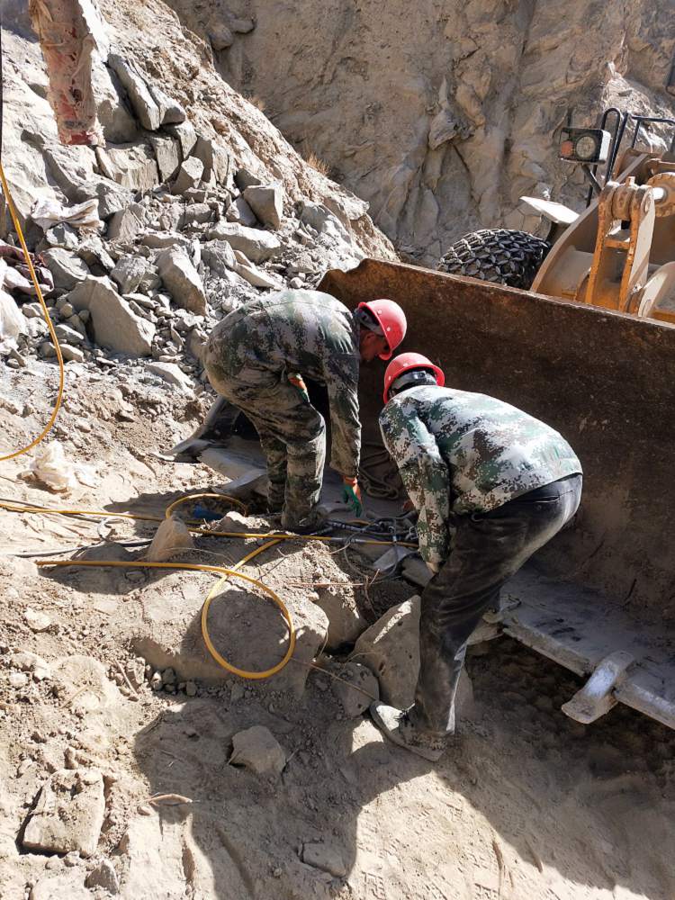 玉树楼房挖基础大型顶石器 土石方建设岩石破裂机 液压劈裂机