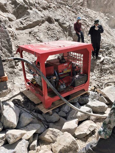 便携式劈裂机劈裂棒岩石劈裂机山东德州市施工案例