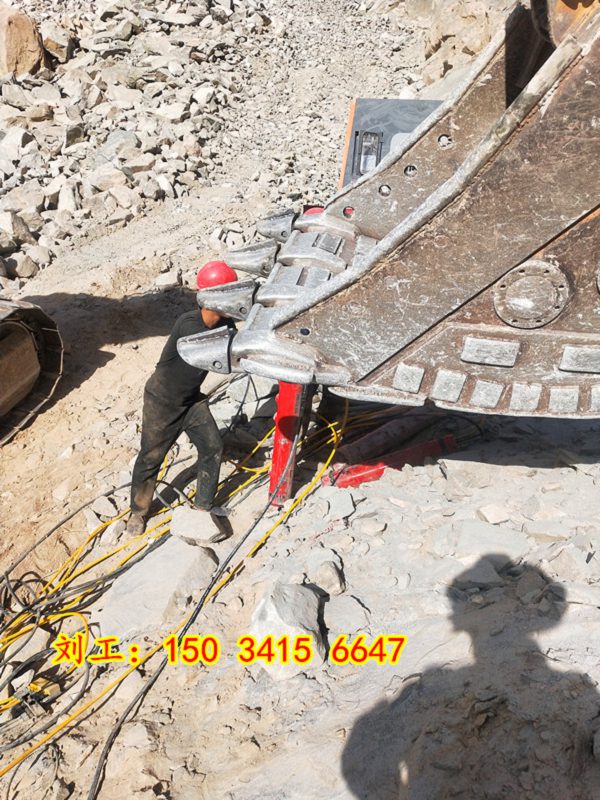成都轨道交通7号线沙狮区使用液压劈裂棒施工现场