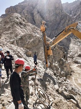 修路遇硬岩石矿山静爆岩石劈裂机铁矿开采小型劈裂棒