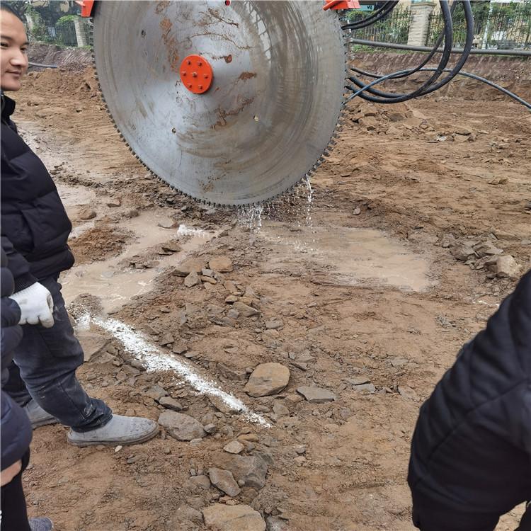 郴州挖机改岩石锯螺旋钻机改装到挖机上的锯操作