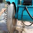 泰州液压圆盘锯石机锯挖掘机改装岩石锯视频图片