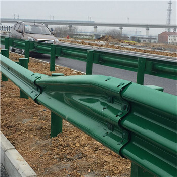青海格尔木高速波形护栏公路波形梁护栏三波变两波过渡段护栏安装