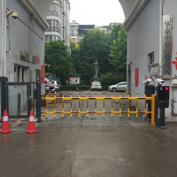 供應(yīng)小區(qū)出入口擋車器直桿柵欄廣告車牌識別系統(tǒng)收費