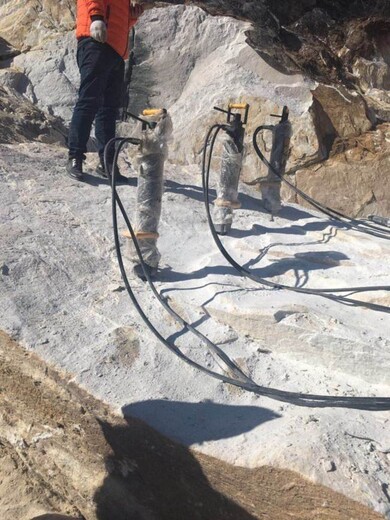 修公路石头硬破石头劈裂机代替火工品铜陵工作视频