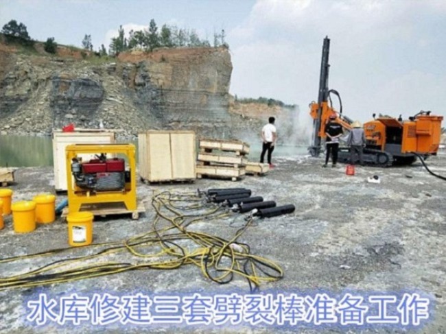 丽江公路边坡坚硬岩石开挖基础势在必得