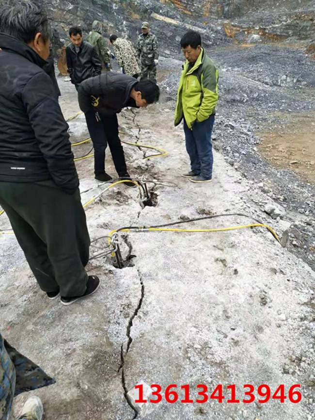 邵阳石材开挖石灰岩破除劈裂机工作视频