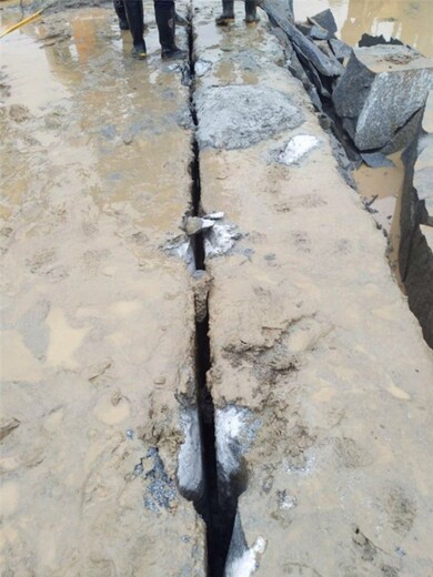 路面混凝土廢樁基拆除破碎設(shè)備廠家