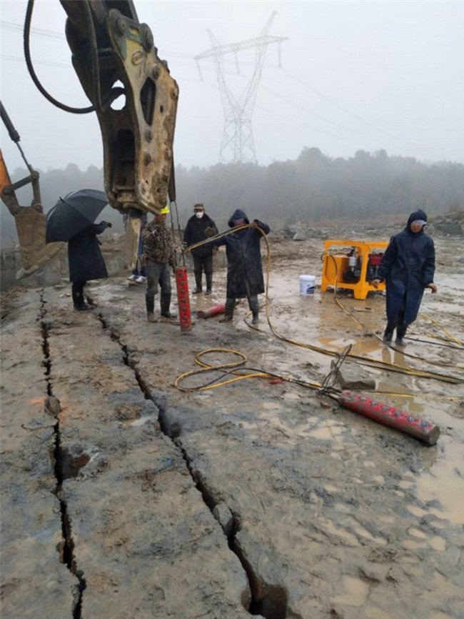 坚硬石头破开劈裂石头设备静爆液压劈石机厂家