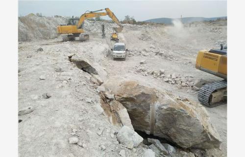 福建漳州石灰石開(kāi)采快速脹裂石頭機(jī)器效果怎么樣
