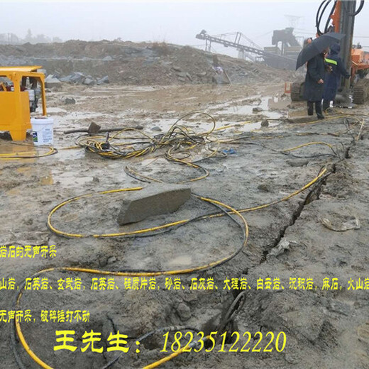 礦山開采石料鉆孔爆裂一體機械開山修路設(shè)備免費調(diào)試