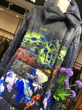 愷詩依折扣女裝品牌女裝折扣愷詩依羽絨服批發(fā)女裝折扣批發(fā)哪里有？