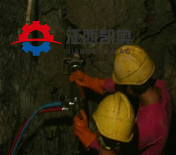 矿井中大石头劈裂机海东循化矿山岩石分裂机洞采的运用
