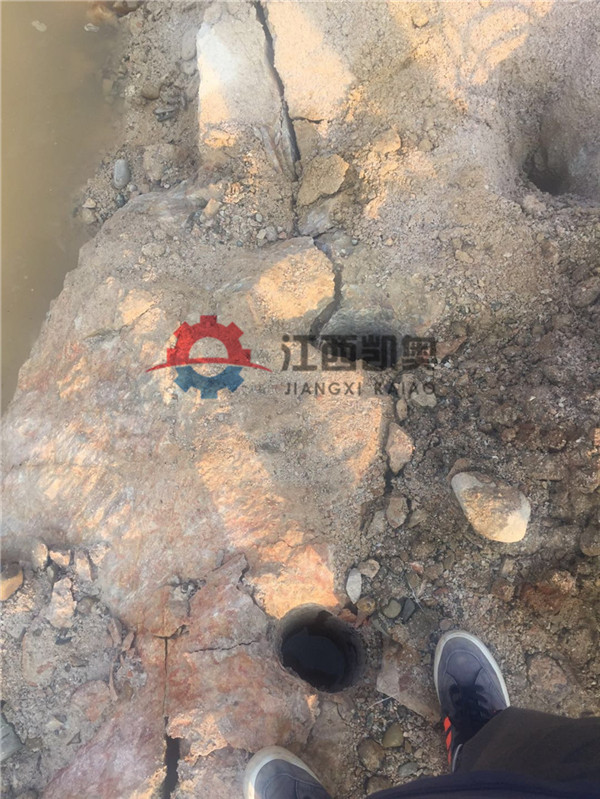 液壓巖石機(jī)生產(chǎn)黔南道路擴(kuò)建大型劈裂機(jī)圖紙