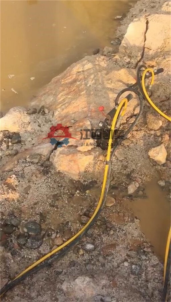 公路擴建巖石劈裂機克拉瑪依在工程中的應(yīng)用