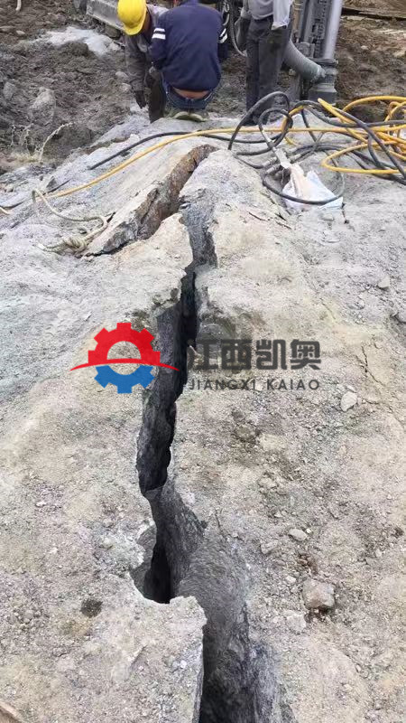 劈裂棒混凝土拆除湘潭钻空劈裂机一体机视频