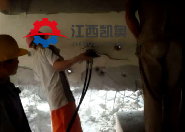 大型开山设备视频郑州新密_强力岩石起劈裂机分解图片