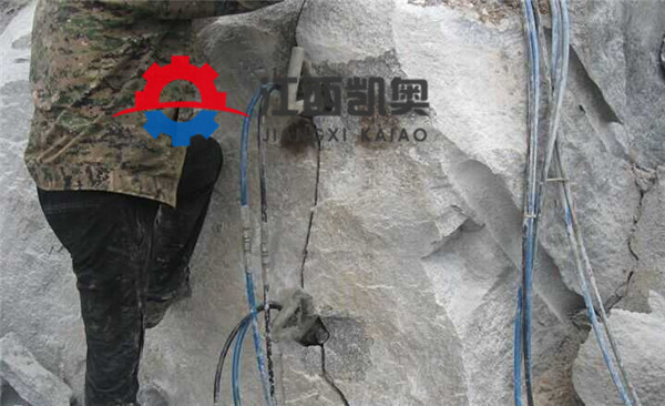 挖机吊挂岩石分裂机厂家照片