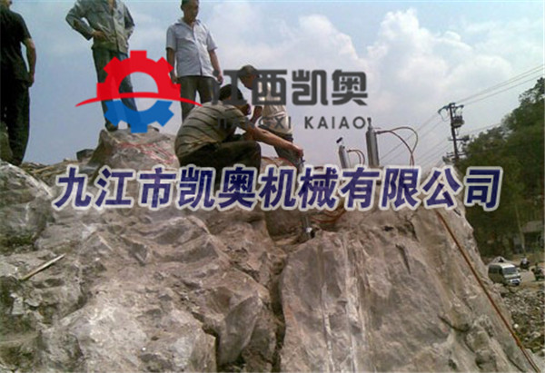 挖机吊挂岩石分裂机厂家照片