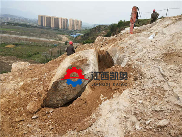 洞采岩石劈裂机挖基坑破石头劈裂机在高速公路中的应用漳州