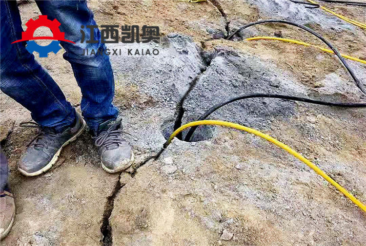 山東日照分裂機哪家好爆破機路基擴建