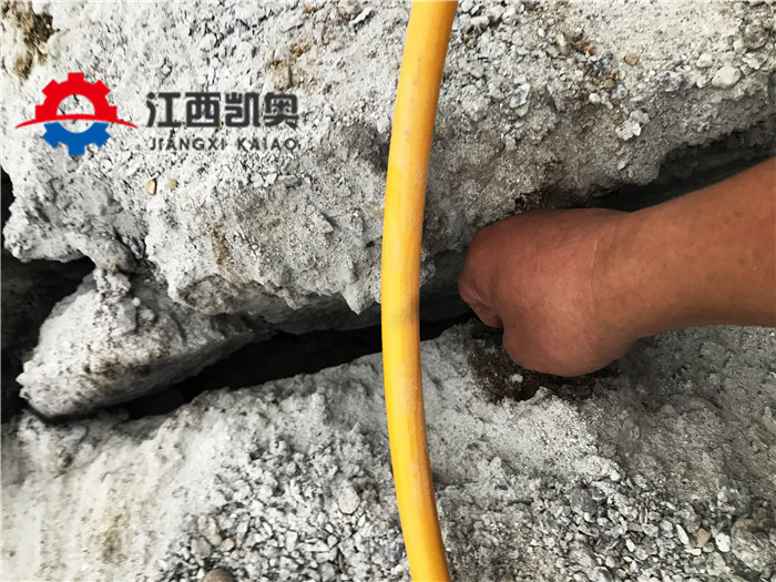 遂寧石頭墻體拆除劈裂機(jī)靜態(tài)爆破挖管道遇堅(jiān)巖石