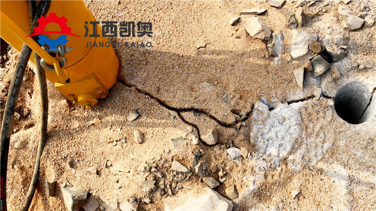 爆破机地基岩石怎么打碎河南濮阳岩石劈裂机破拆桩头